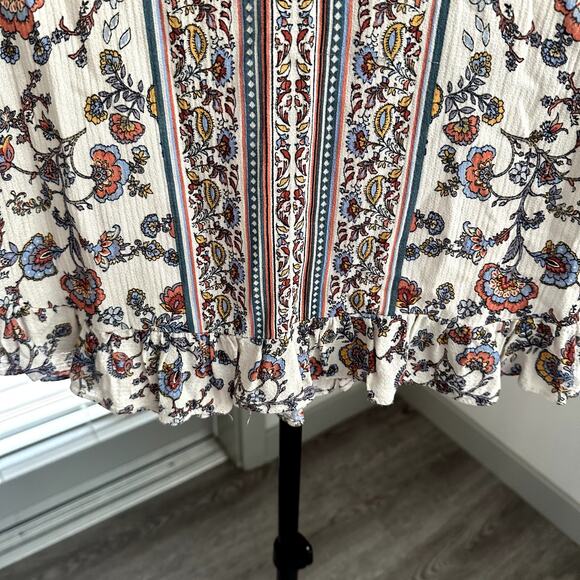 Chic Bohemian Floral Blouse - Picture 5 of 6